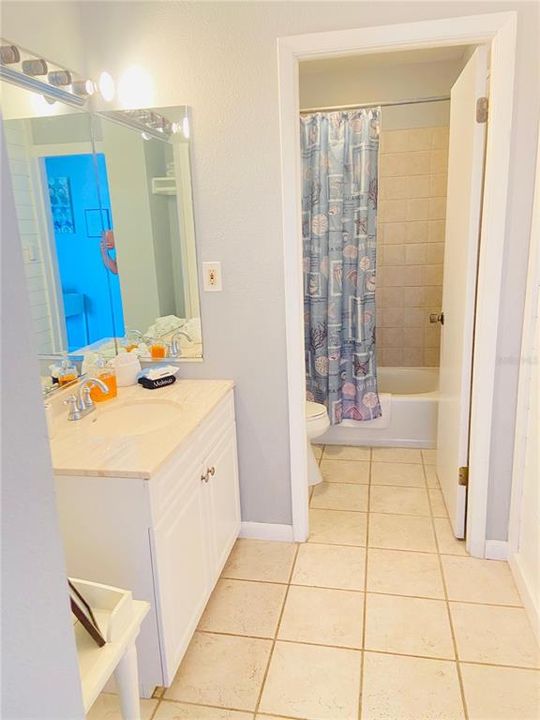 Active With Contract: $148,900 (1 beds, 1 baths, 563 Square Feet)