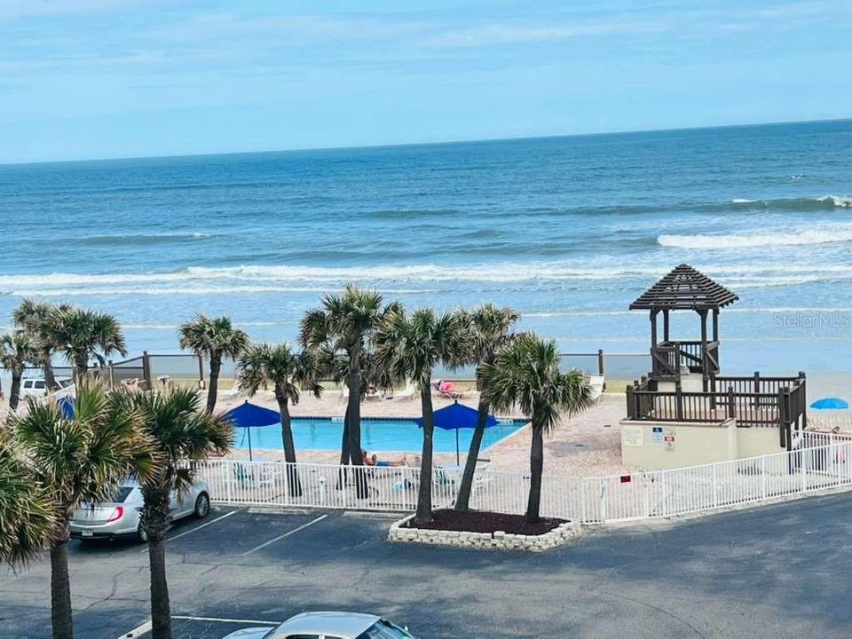 Active With Contract: $148,900 (1 beds, 1 baths, 563 Square Feet)