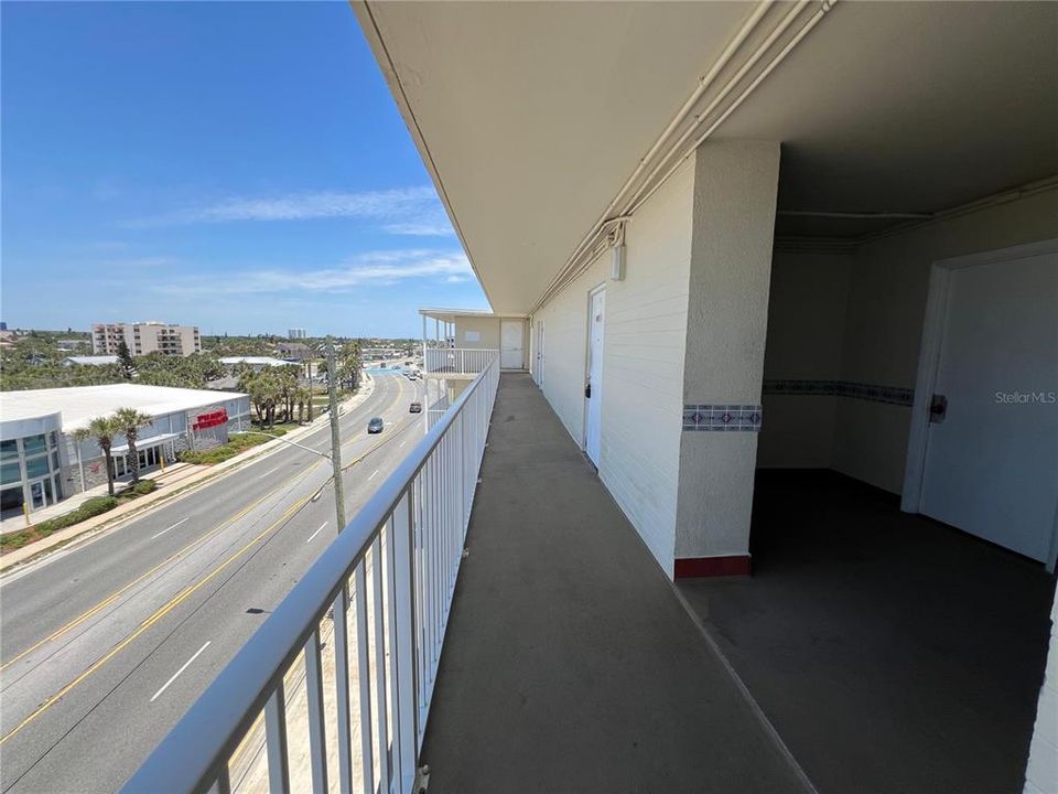 Active With Contract: $148,900 (1 beds, 1 baths, 563 Square Feet)
