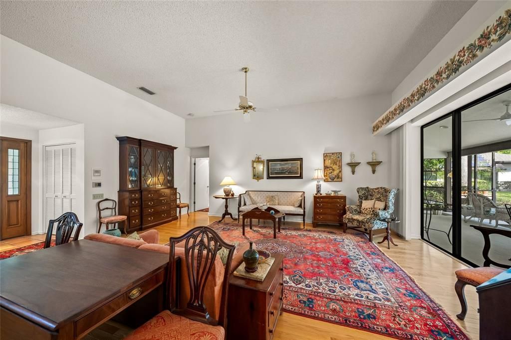 Activo con contrato: $895,000 (4 camas, 3 baños, 3012 Pies cuadrados)