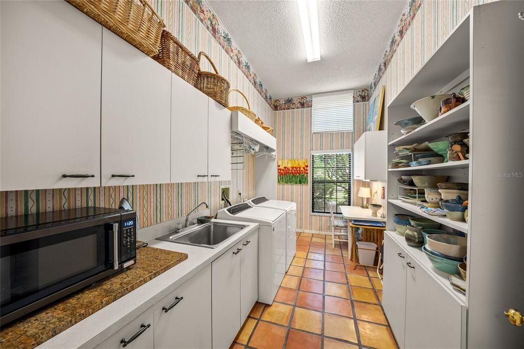 Activo con contrato: $895,000 (4 camas, 3 baños, 3012 Pies cuadrados)