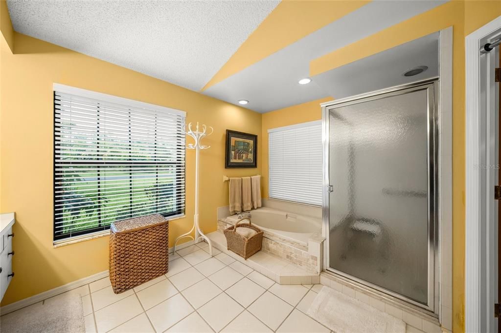 Activo con contrato: $895,000 (4 camas, 3 baños, 3012 Pies cuadrados)