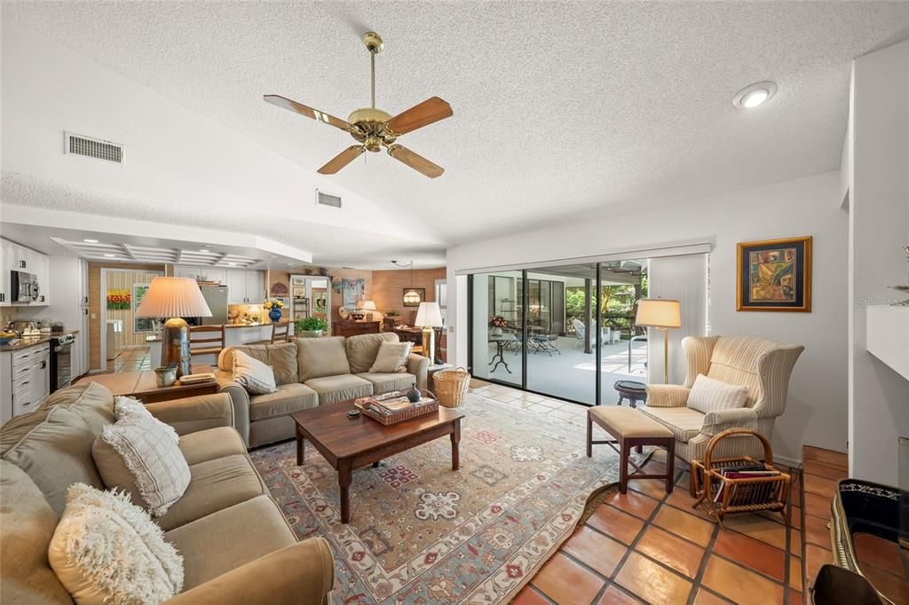 Activo con contrato: $895,000 (4 camas, 3 baños, 3012 Pies cuadrados)