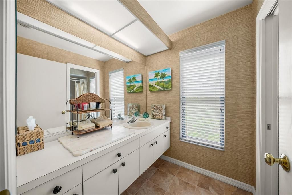 Activo con contrato: $895,000 (4 camas, 3 baños, 3012 Pies cuadrados)