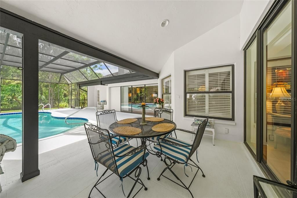 Activo con contrato: $895,000 (4 camas, 3 baños, 3012 Pies cuadrados)