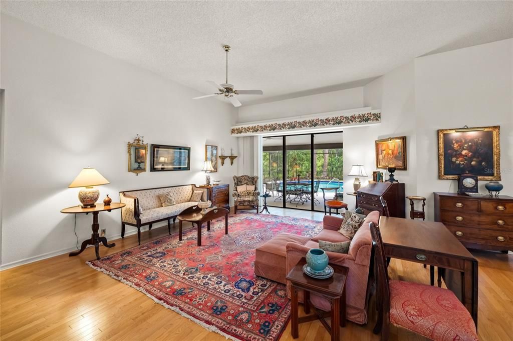 Activo con contrato: $895,000 (4 camas, 3 baños, 3012 Pies cuadrados)