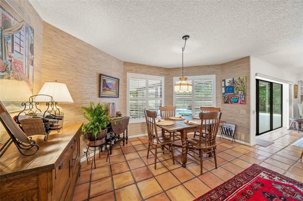 Activo con contrato: $895,000 (4 camas, 3 baños, 3012 Pies cuadrados)