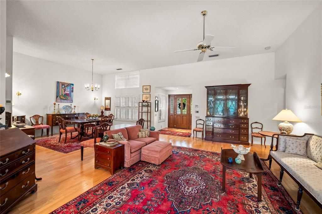 Activo con contrato: $895,000 (4 camas, 3 baños, 3012 Pies cuadrados)