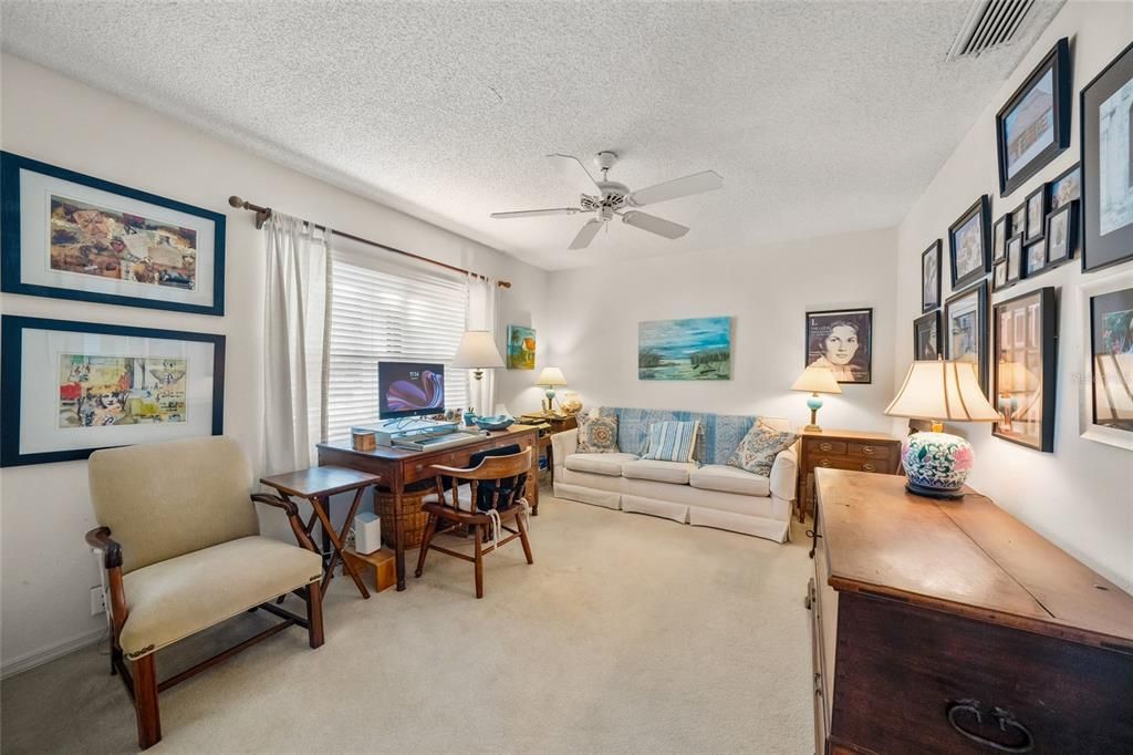 Activo con contrato: $895,000 (4 camas, 3 baños, 3012 Pies cuadrados)