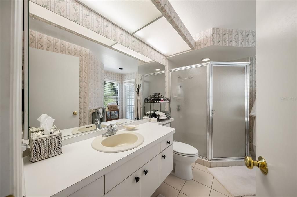 Activo con contrato: $895,000 (4 camas, 3 baños, 3012 Pies cuadrados)
