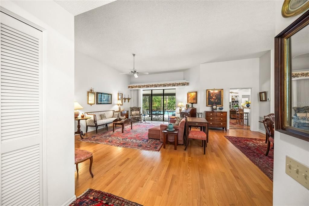 Activo con contrato: $895,000 (4 camas, 3 baños, 3012 Pies cuadrados)