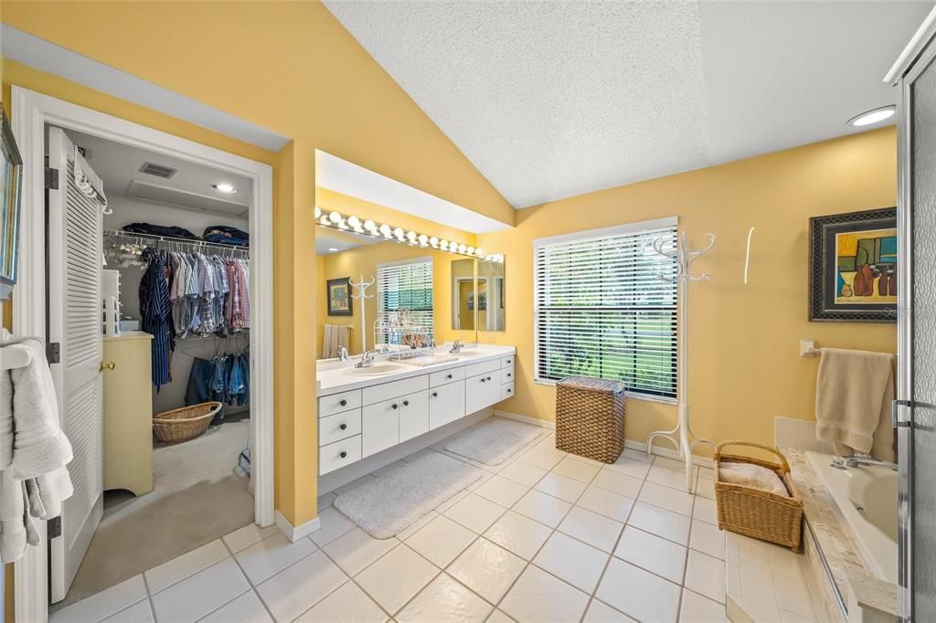 Activo con contrato: $895,000 (4 camas, 3 baños, 3012 Pies cuadrados)