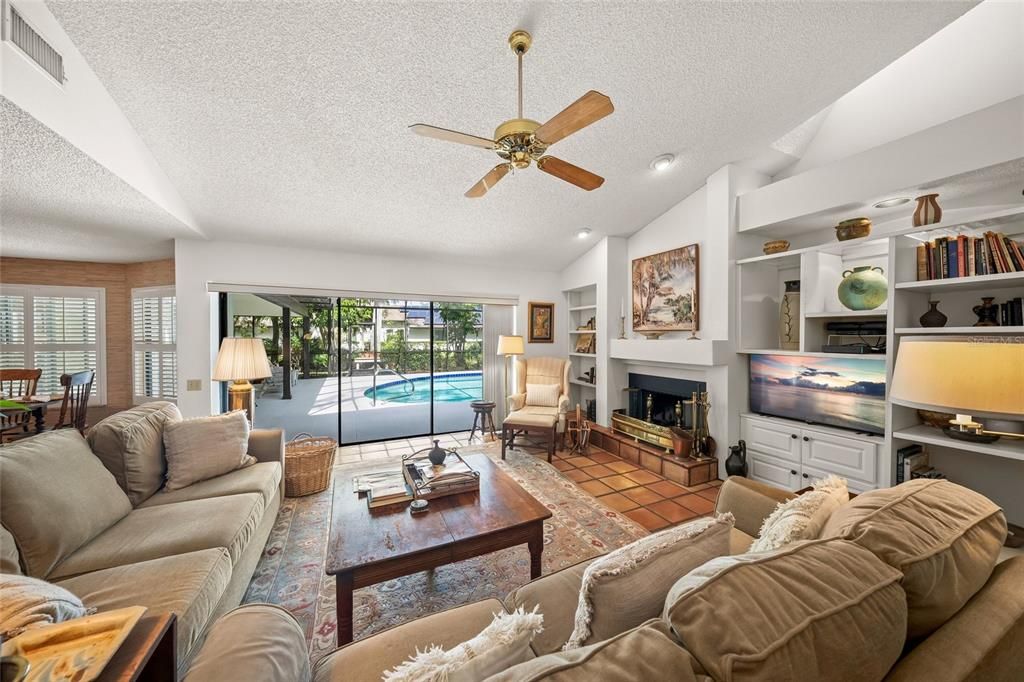 Activo con contrato: $895,000 (4 camas, 3 baños, 3012 Pies cuadrados)