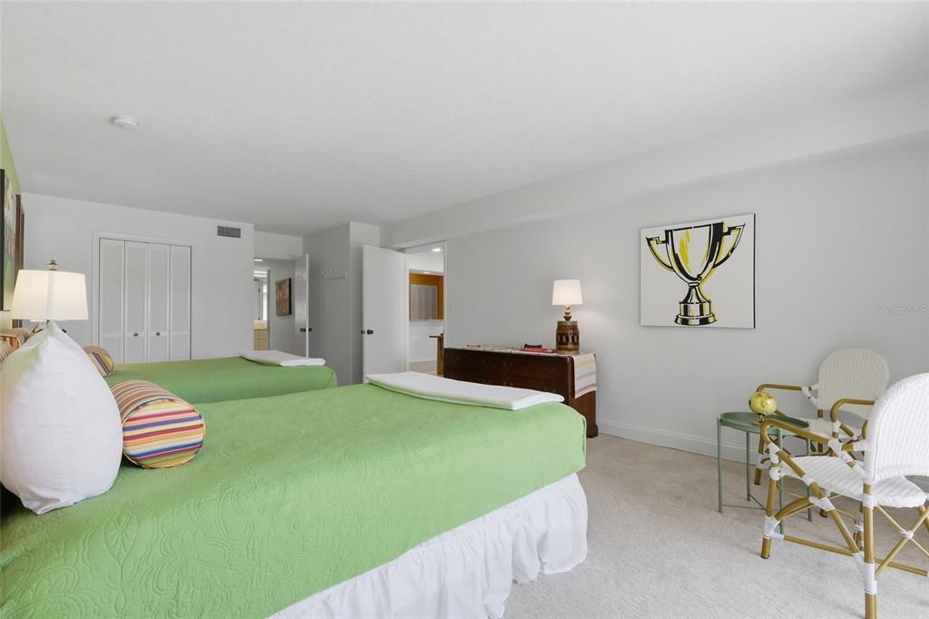 Active With Contract: $280,000 (2 beds, 2 baths, 1400 Square Feet)
