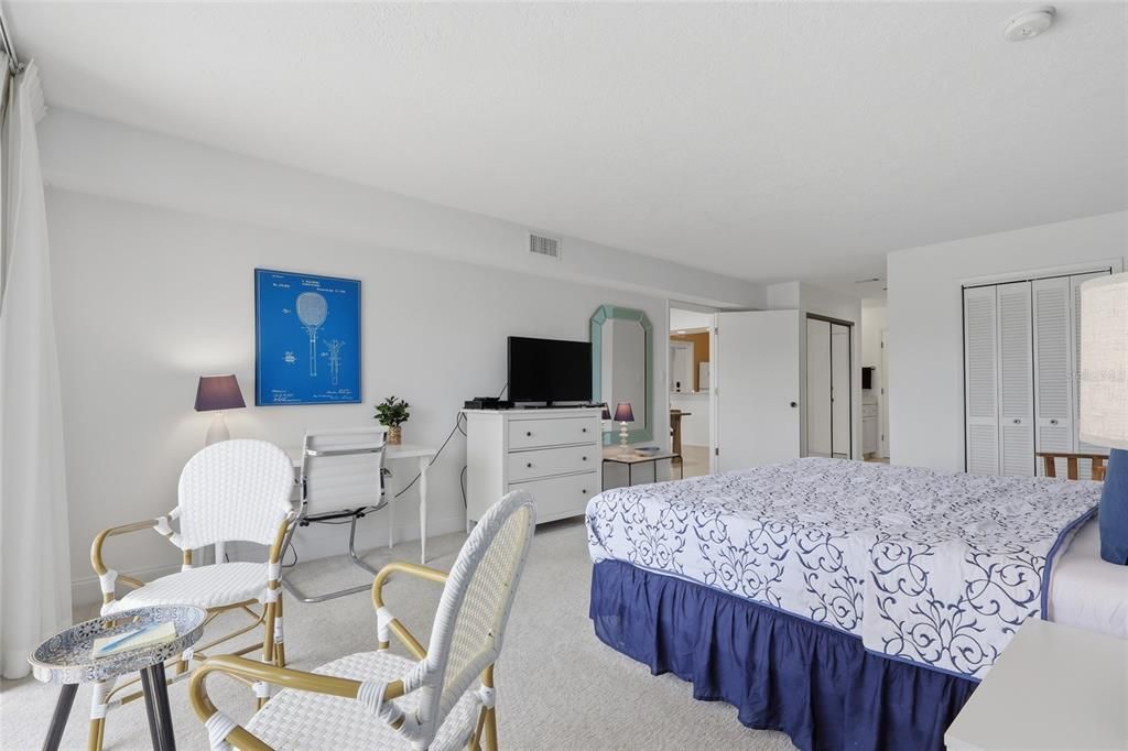Active With Contract: $280,000 (2 beds, 2 baths, 1400 Square Feet)