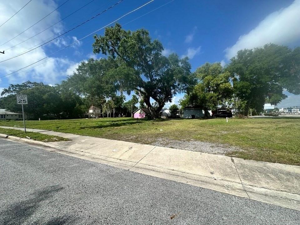 待售: $1,395,000 (0.80 acres)