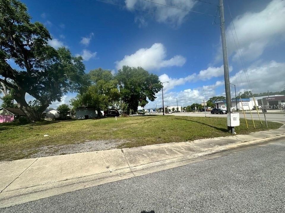 待售: $1,395,000 (0.80 acres)