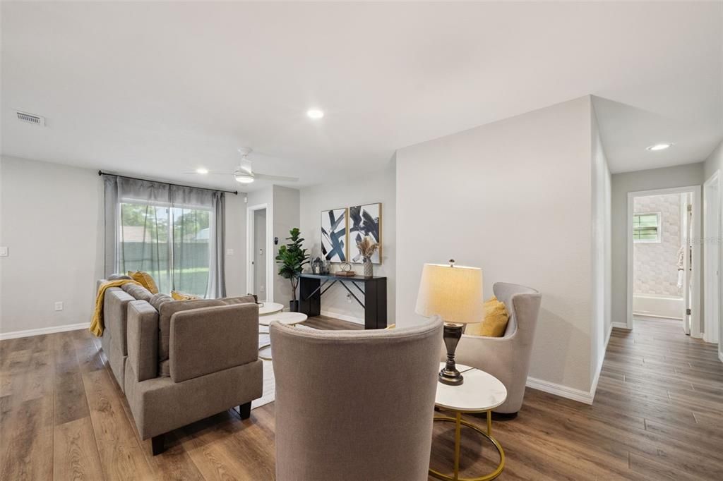 Под контрактом: $359,999 (4 спален, 2 ванн, 2260 Квадратных фут)