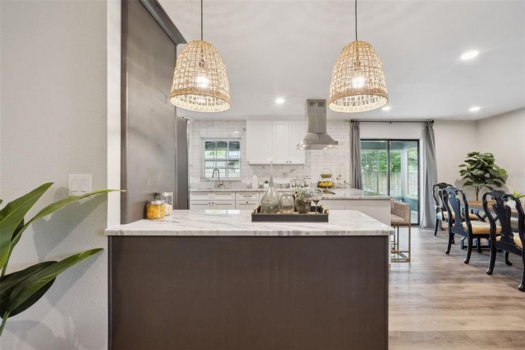 Под контрактом: $359,999 (4 спален, 2 ванн, 2260 Квадратных фут)