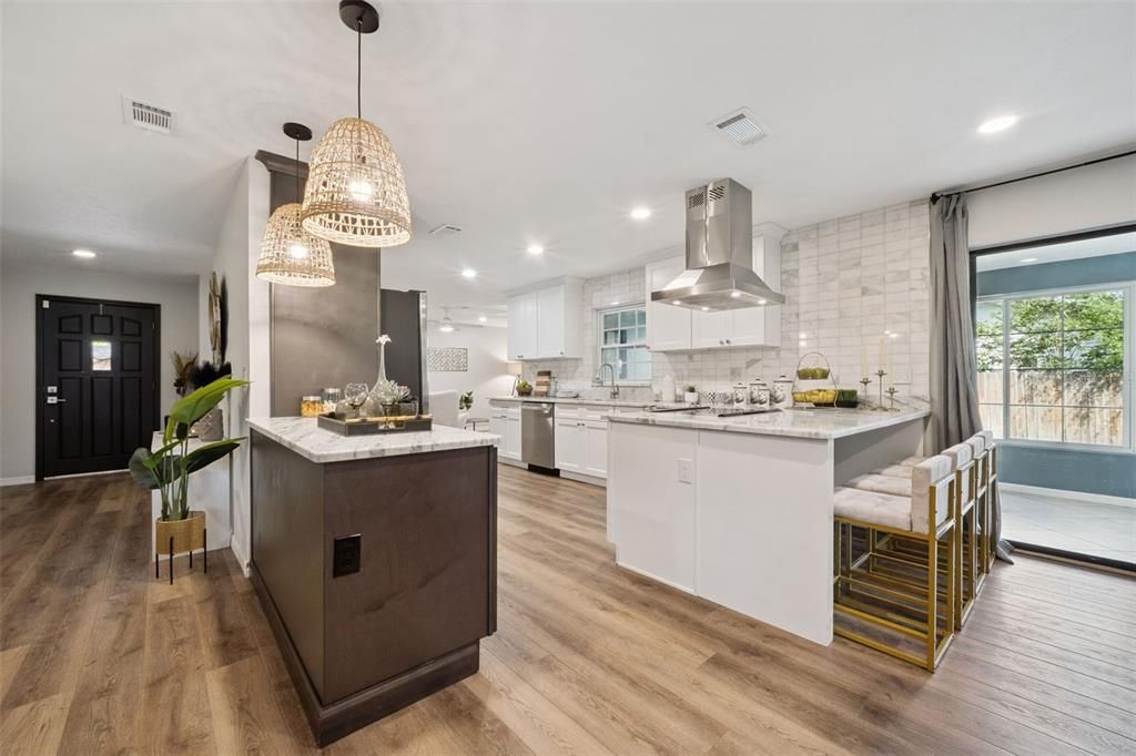 Под контрактом: $359,999 (4 спален, 2 ванн, 2260 Квадратных фут)