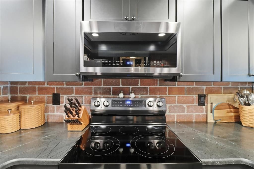 For Sale: $420,000 (3 beds, 2 baths, 1552 Square Feet)