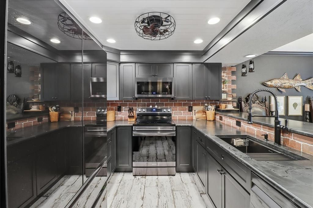 For Sale: $420,000 (3 beds, 2 baths, 1552 Square Feet)