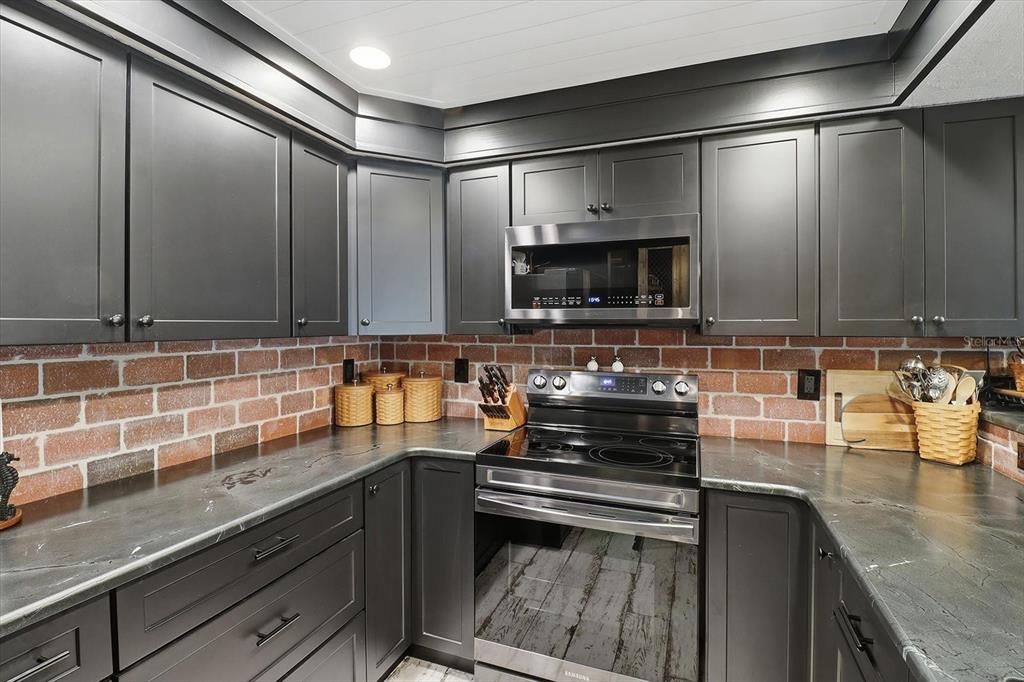 For Sale: $420,000 (3 beds, 2 baths, 1552 Square Feet)