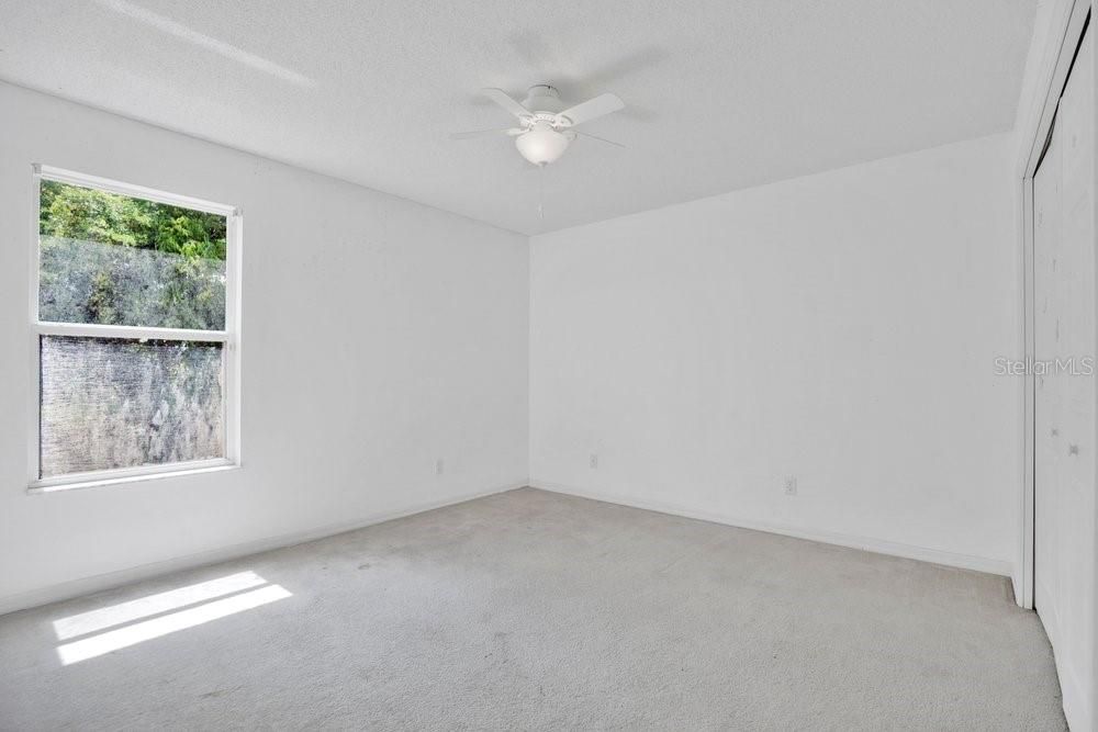 Activo con contrato: $380,000 (4 camas, 2 baños, 2476 Pies cuadrados)
