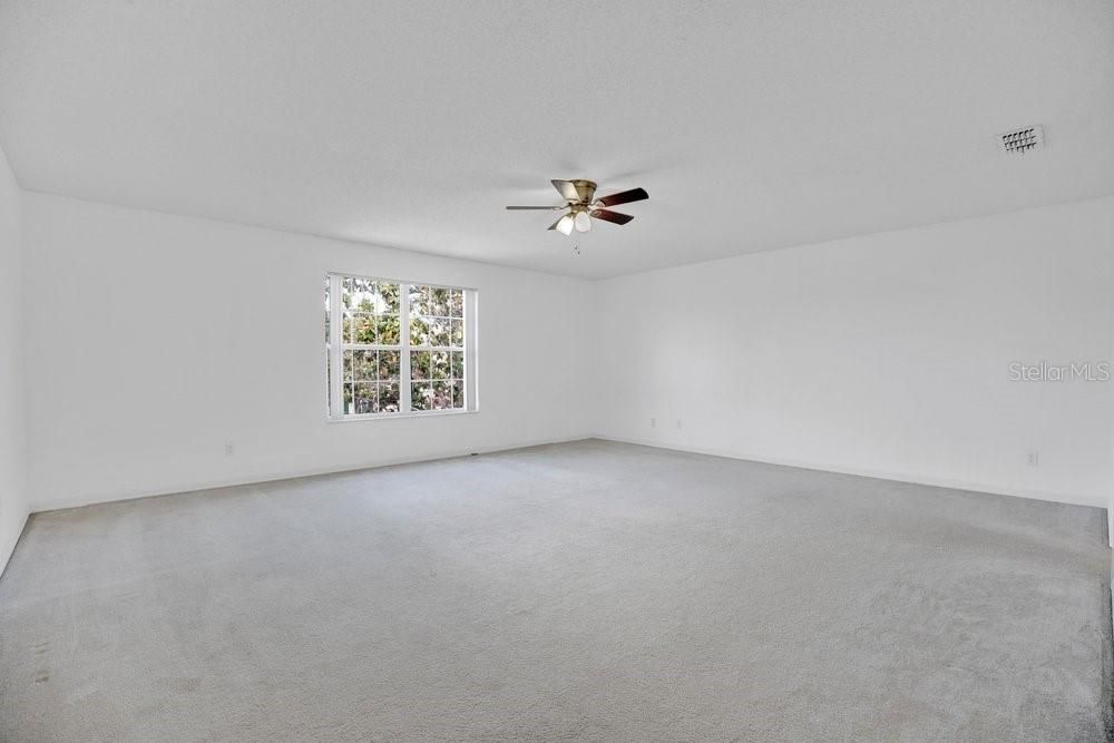 Activo con contrato: $380,000 (4 camas, 2 baños, 2476 Pies cuadrados)