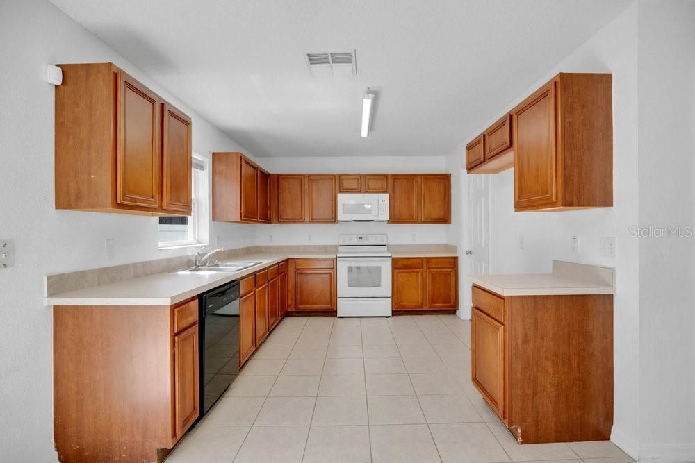 Activo con contrato: $380,000 (4 camas, 2 baños, 2476 Pies cuadrados)