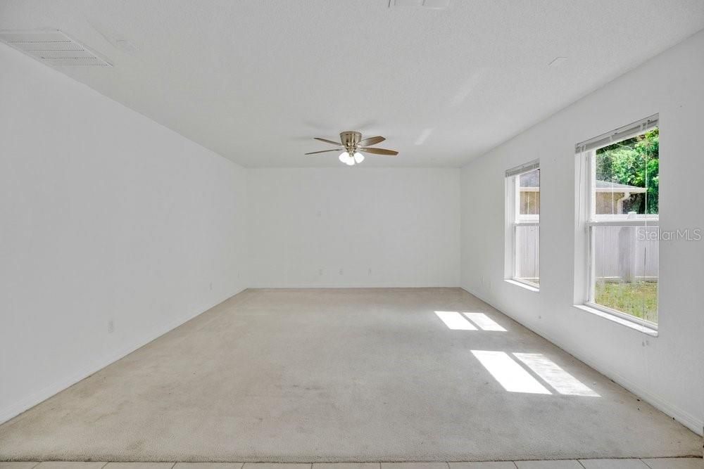 Activo con contrato: $380,000 (4 camas, 2 baños, 2476 Pies cuadrados)