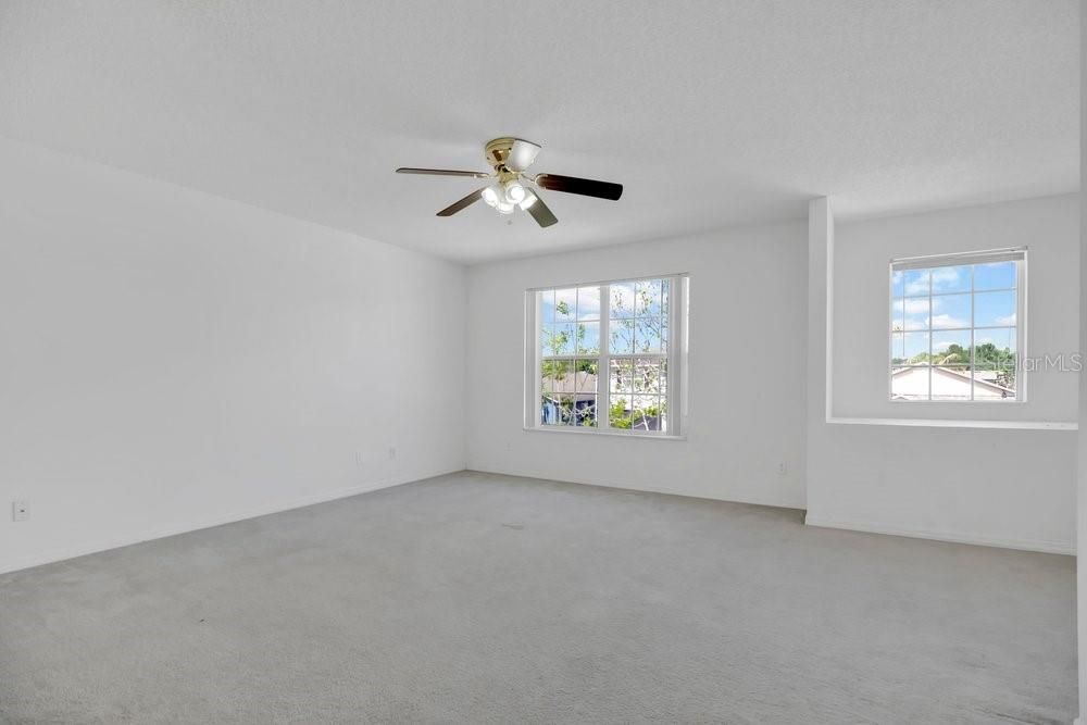 Activo con contrato: $380,000 (4 camas, 2 baños, 2476 Pies cuadrados)
