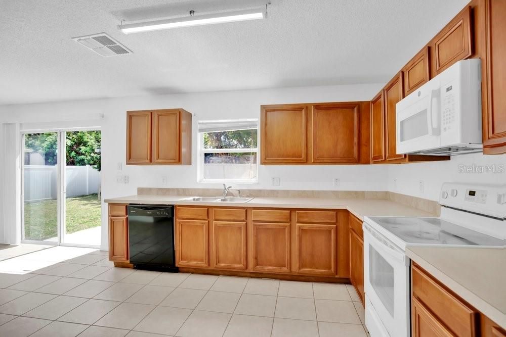 Activo con contrato: $380,000 (4 camas, 2 baños, 2476 Pies cuadrados)