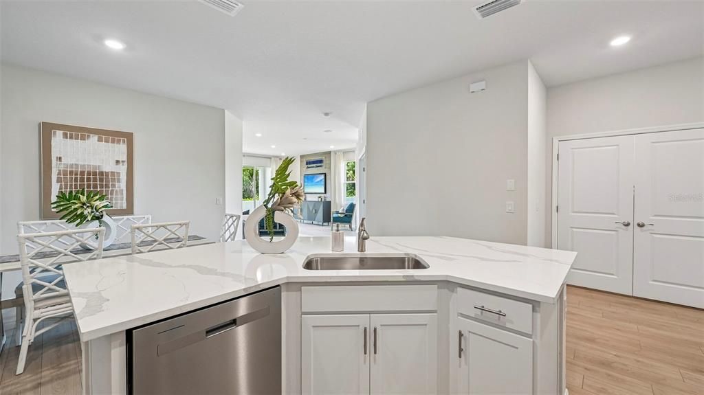 Active With Contract: $314,000 (3 beds, 2 baths, 1565 Square Feet)