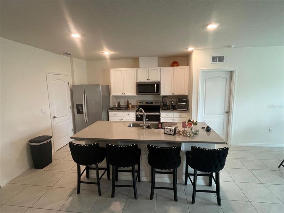 For Rent: $2,200 (3 beds, 2 baths, 1669 Square Feet)