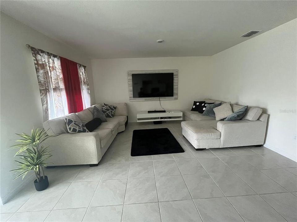 For Rent: $2,200 (3 beds, 2 baths, 1669 Square Feet)