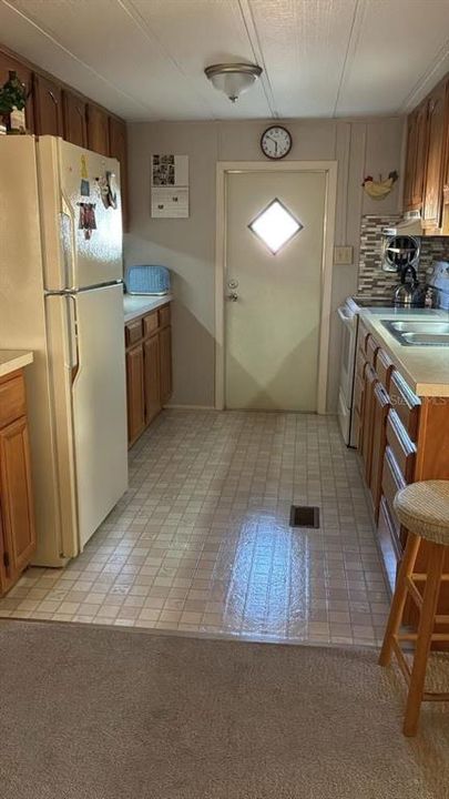 For Sale: $139,900 (2 beds, 2 baths, 800 Square Feet)