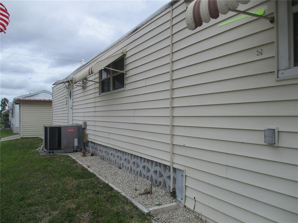 For Sale: $139,900 (2 beds, 2 baths, 800 Square Feet)