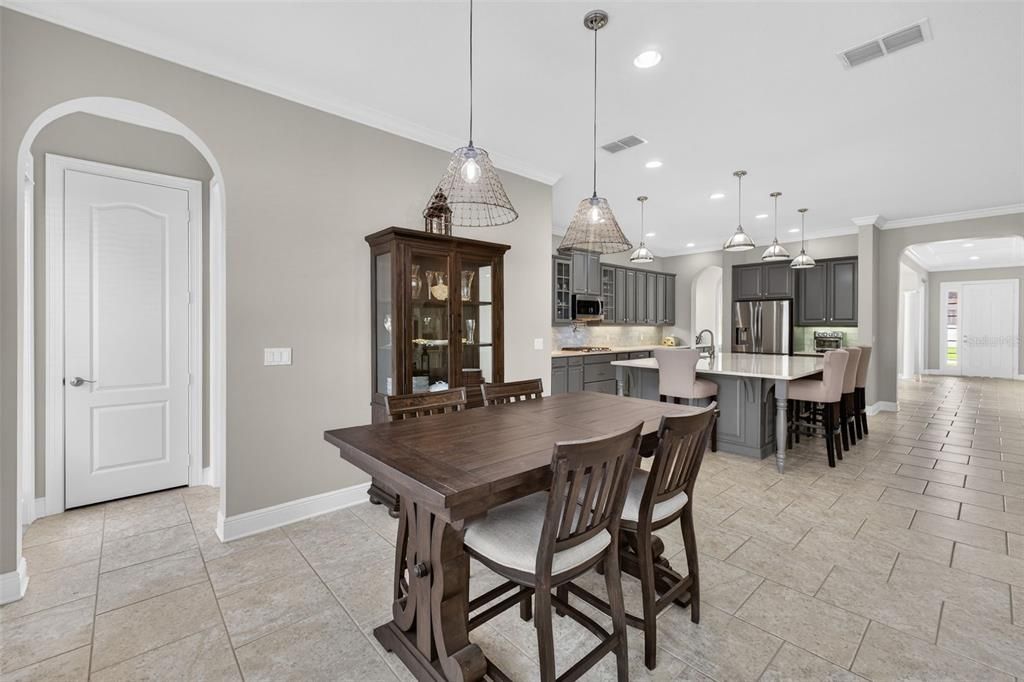 Active With Contract: $879,900 (5 beds, 4 baths, 4566 Square Feet)