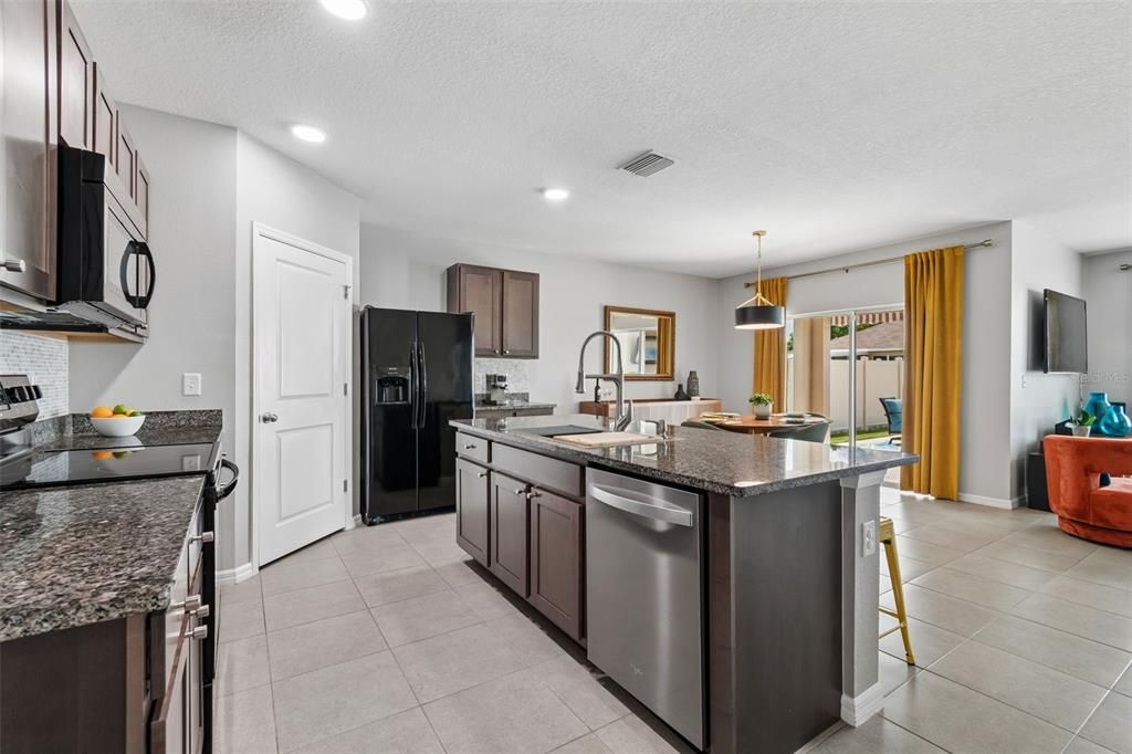 Activo con contrato: $475,000 (4 camas, 2 baños, 1846 Pies cuadrados)