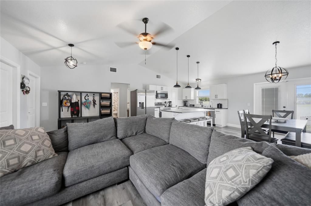 For Sale: $379,900 (3 beds, 2 baths, 1374 Square Feet)