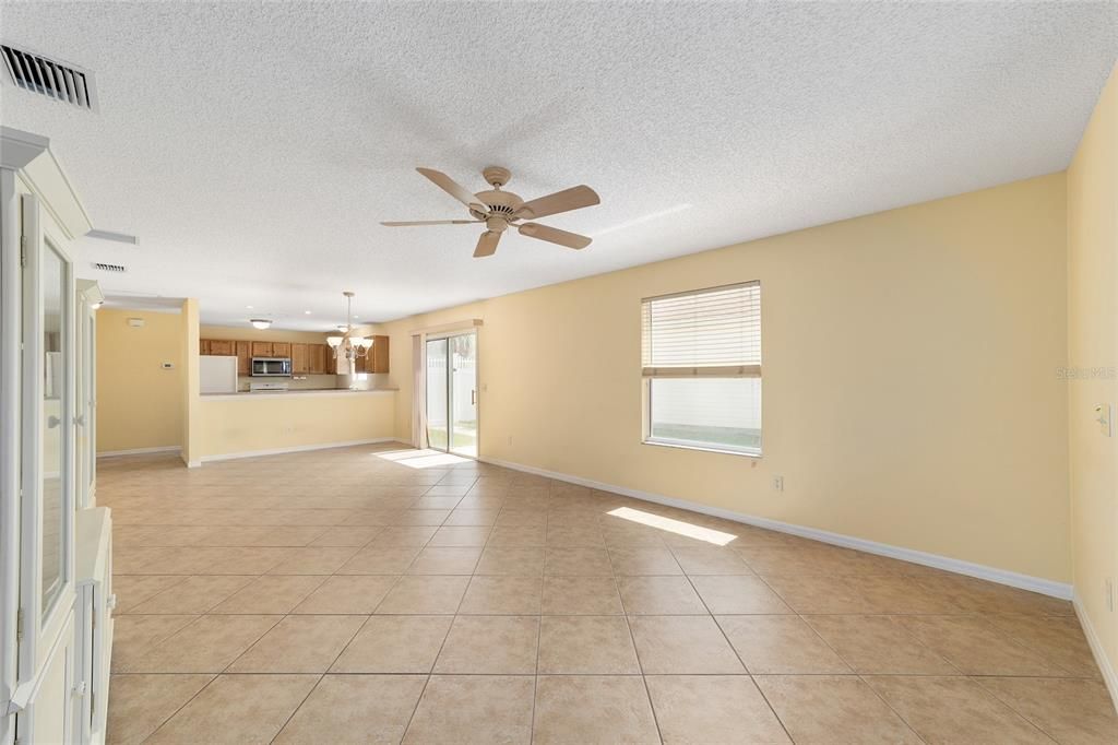Activo con contrato: $245,000 (2 camas, 2 baños, 1275 Pies cuadrados)