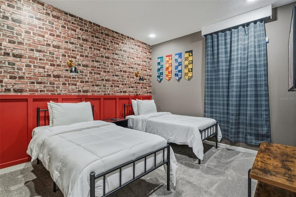For Sale: $939,000 (5 beds, 5 baths, 1906 Square Feet)