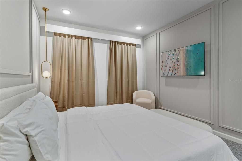 For Sale: $939,000 (5 beds, 5 baths, 1906 Square Feet)