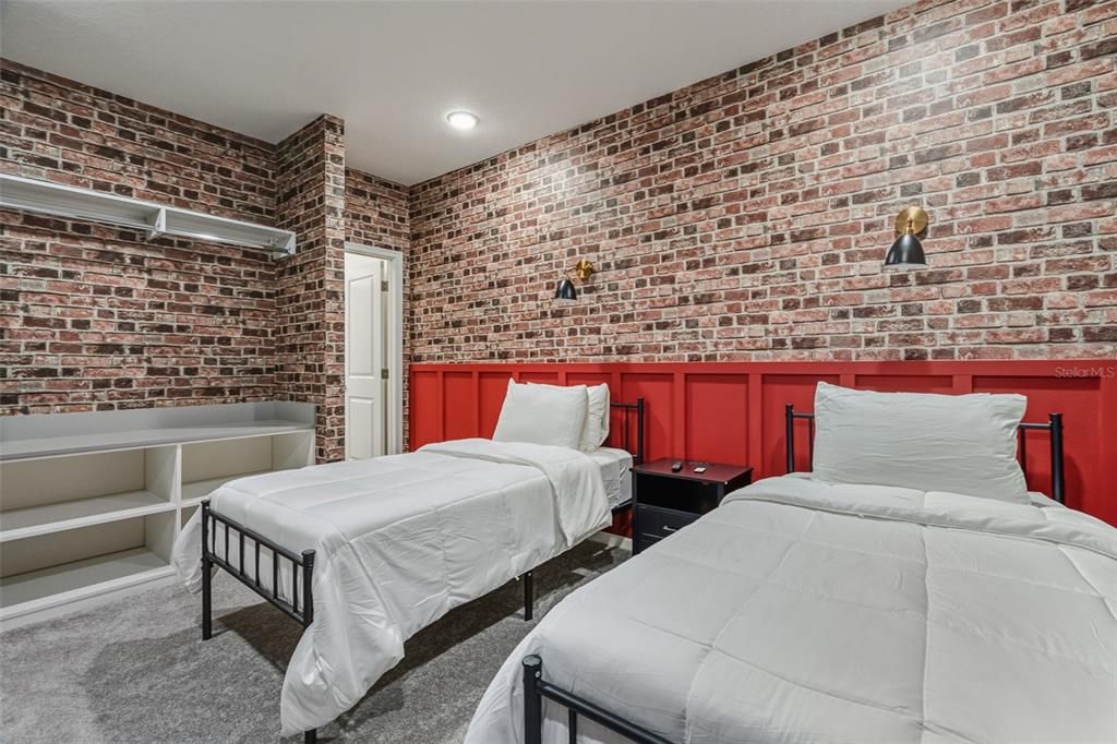 For Sale: $939,000 (5 beds, 5 baths, 1906 Square Feet)