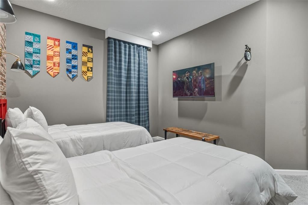 For Sale: $939,000 (5 beds, 5 baths, 1906 Square Feet)