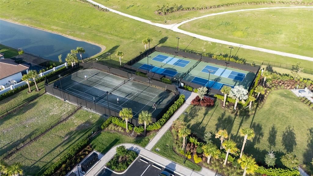 Под контрактом: $950,000 (3 спален, 3 ванн, 2346 Квадратных фут)