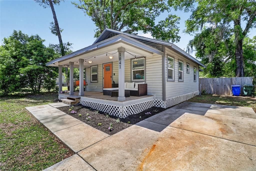 Active With Contract: $235,000 (2 beds, 2 baths, 816 Square Feet)