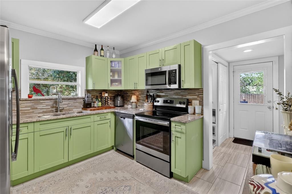 Active With Contract: $235,000 (2 beds, 2 baths, 816 Square Feet)