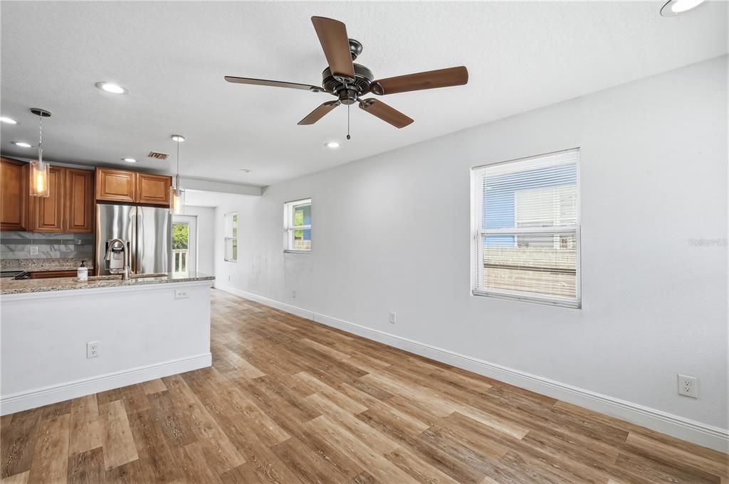 For Rent: $1,695 (3 beds, 2 baths, 864 Square Feet)